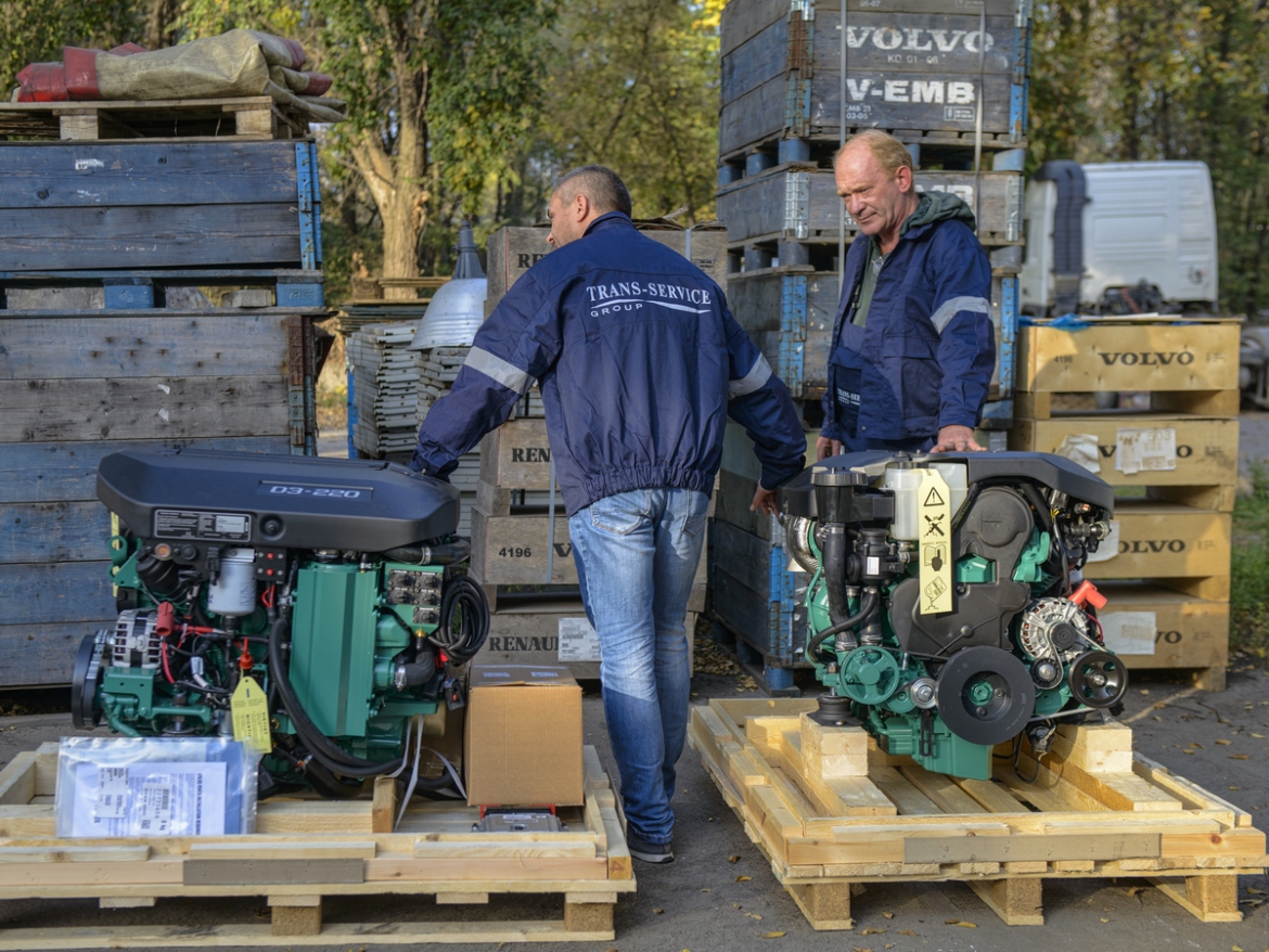 Delivery of 2 sets of marine diesel engines Volvo Penta D3-220A