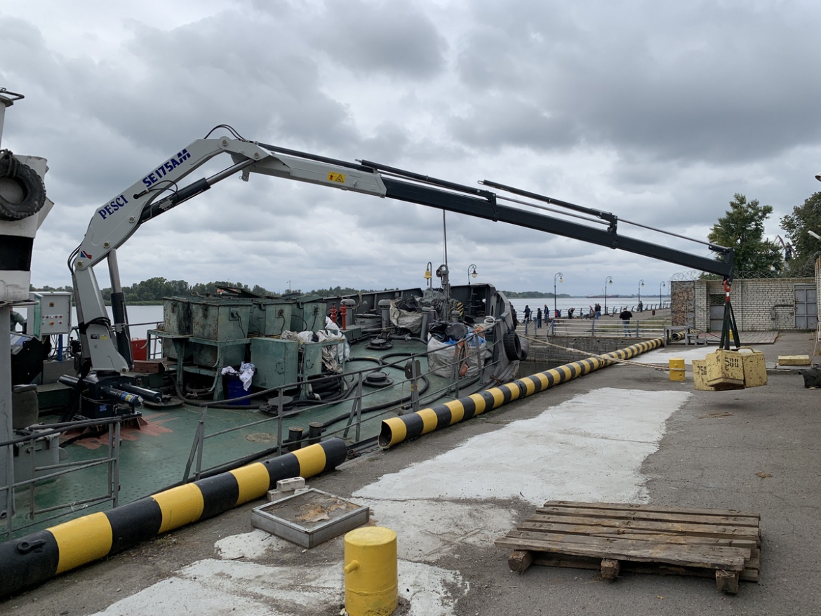 Постачання, монтаж на судні &quot;ПС-305&quot; і здача в експлуатацію гідравлічного крану-маніпулятора італійського виробника PESCI